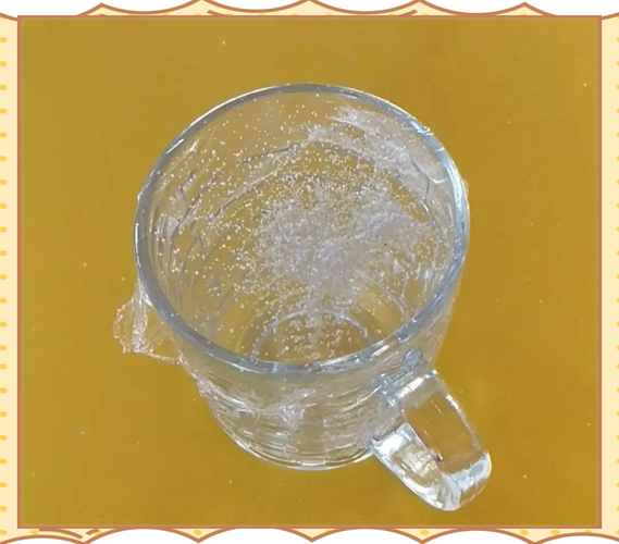 玻璃水杯底部沉了未溶解的食盐颗粒