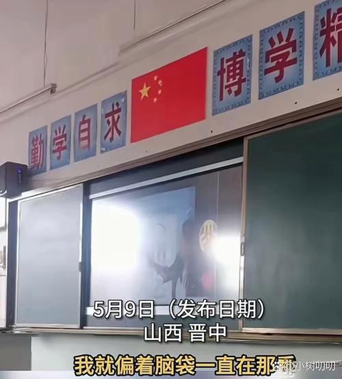 某市民办小学摇号现场,家长紧盯大屏幕