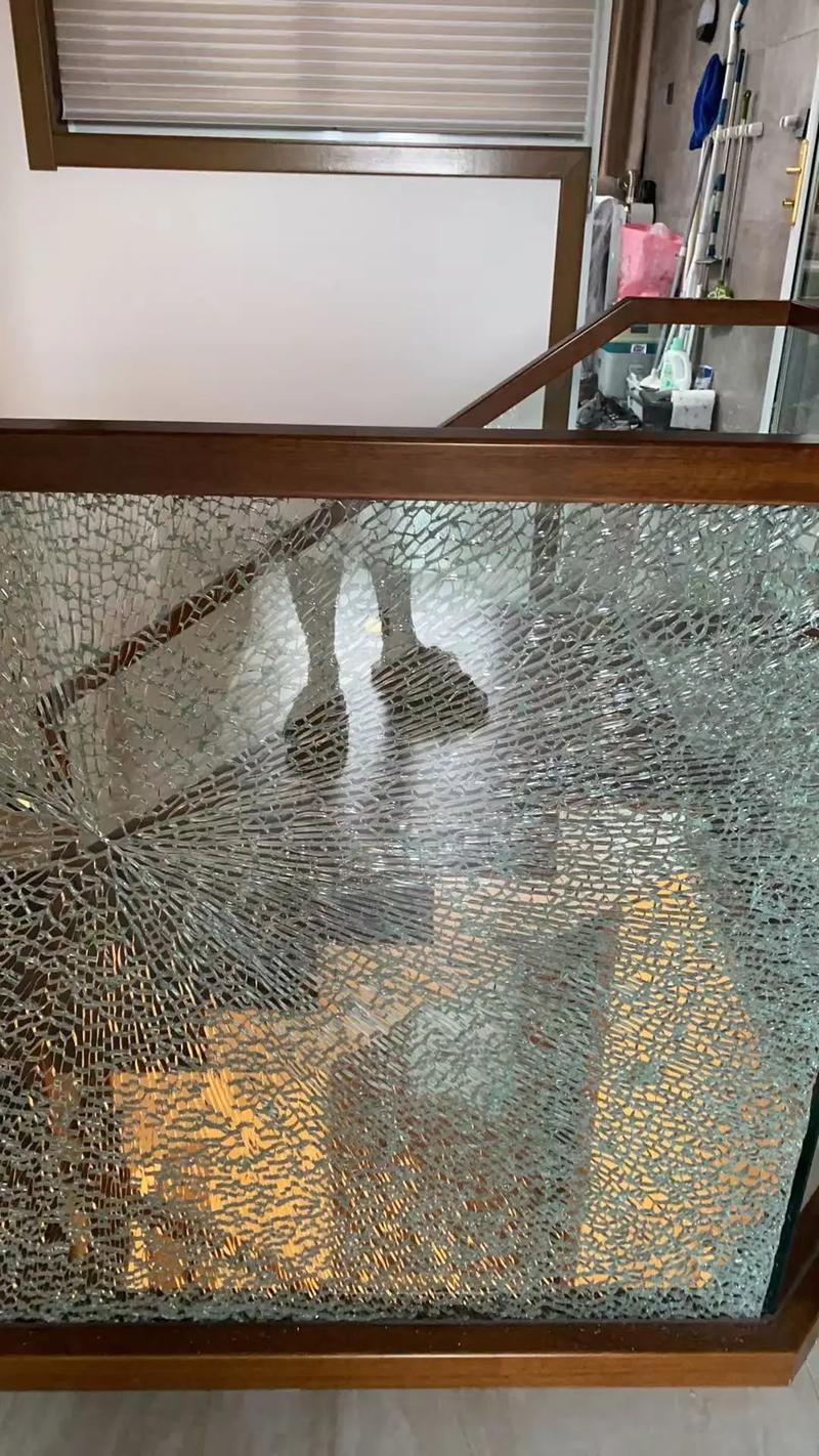 装修工程师现场展示钢化玻璃破碎后颗粒状态