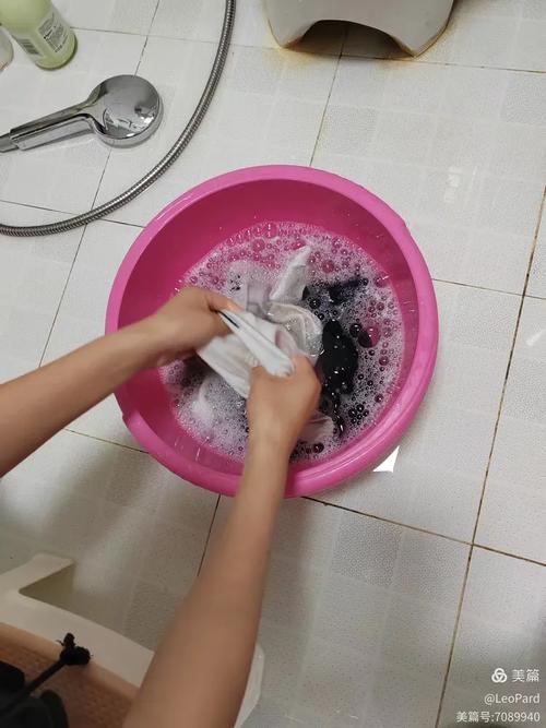 居家洗衣池边手搓袜子的泡沫特写