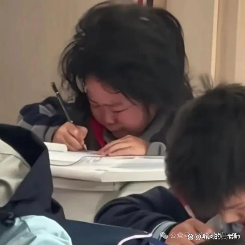 初试考场学生挠头思考场景