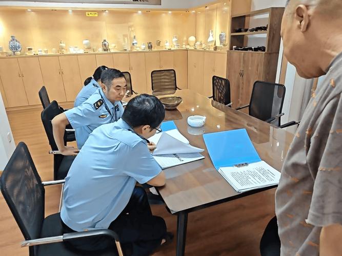 文物行政执法人员上门出示文书现场