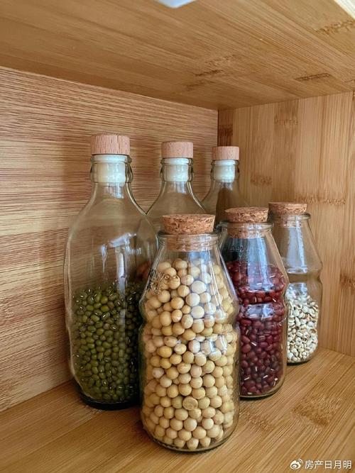 玻璃罐装的各种种子类食材整齐排列