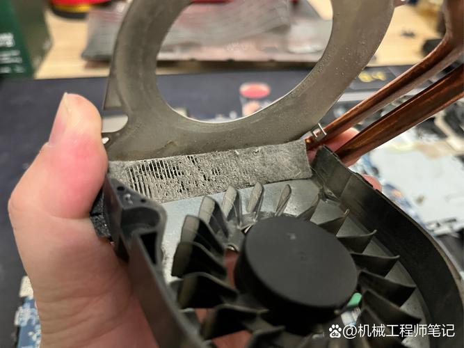 工业计算机内部灰尘堵塞风扇与正确清洁方法对比图