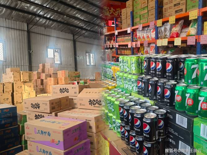 九堡食品批发市场档口堆着临期饮料的实景