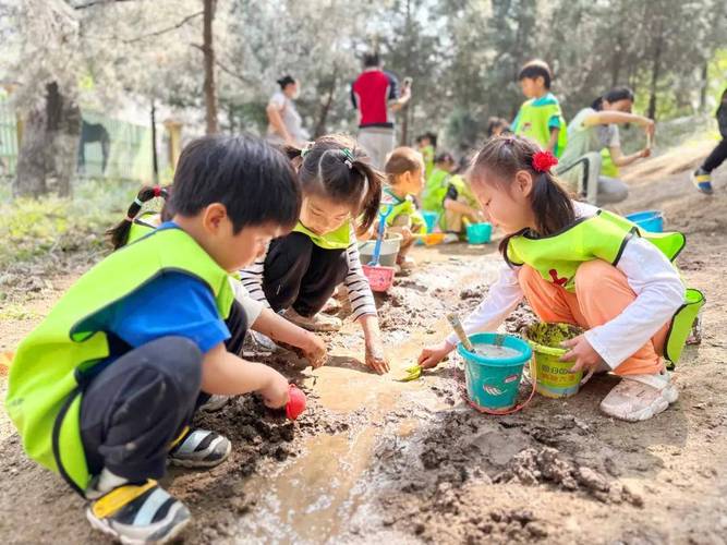 森林幼儿园幼儿踩泥坑玩耍实拍