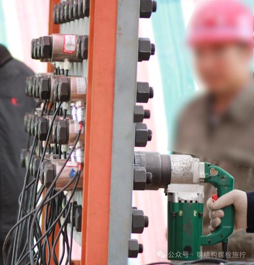 工厂工程师用定扭矩扳手拧螺栓现场