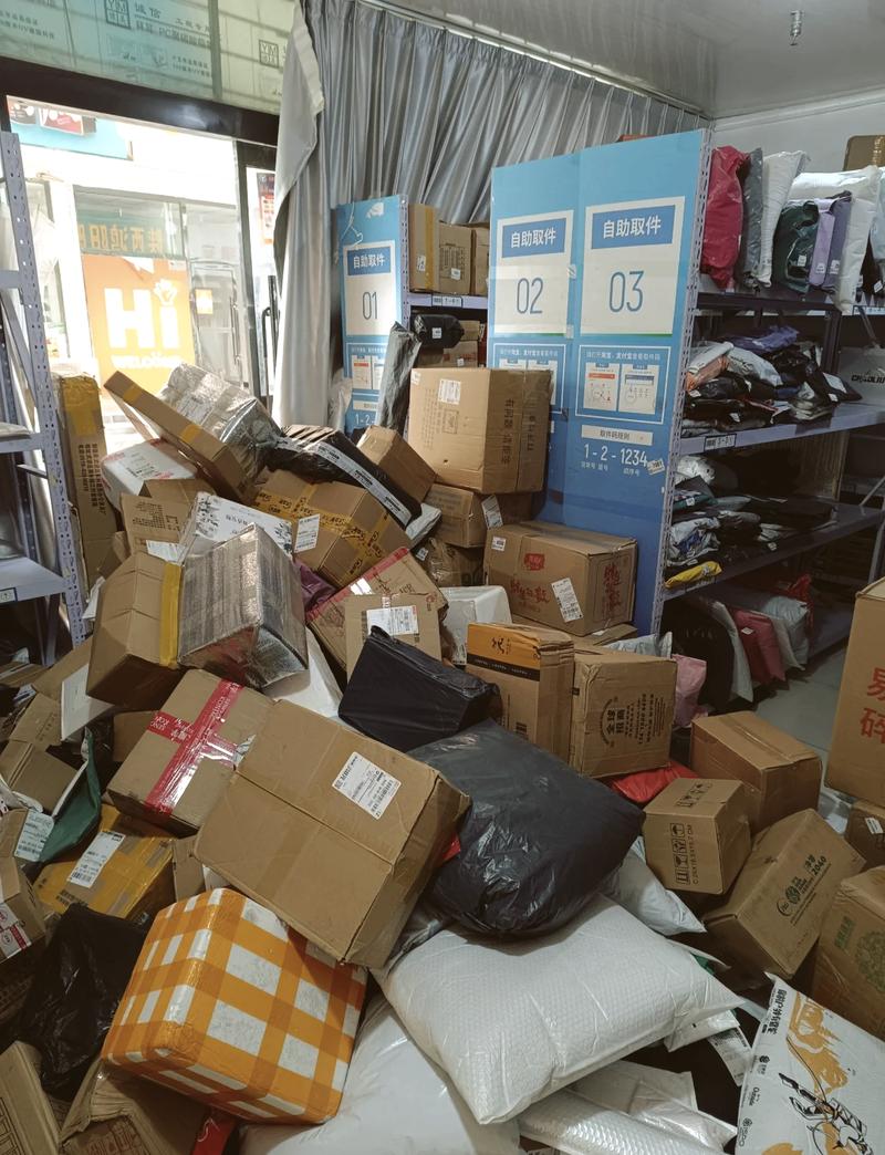 小区驿站门口堆着的挂号信包裹堆