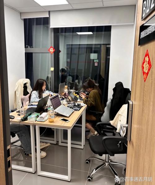 互联网公司实习生工位凌乱加班
