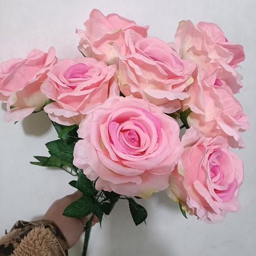 婚纱照基地额外收费的精美鲜花花束对比免费塑料花