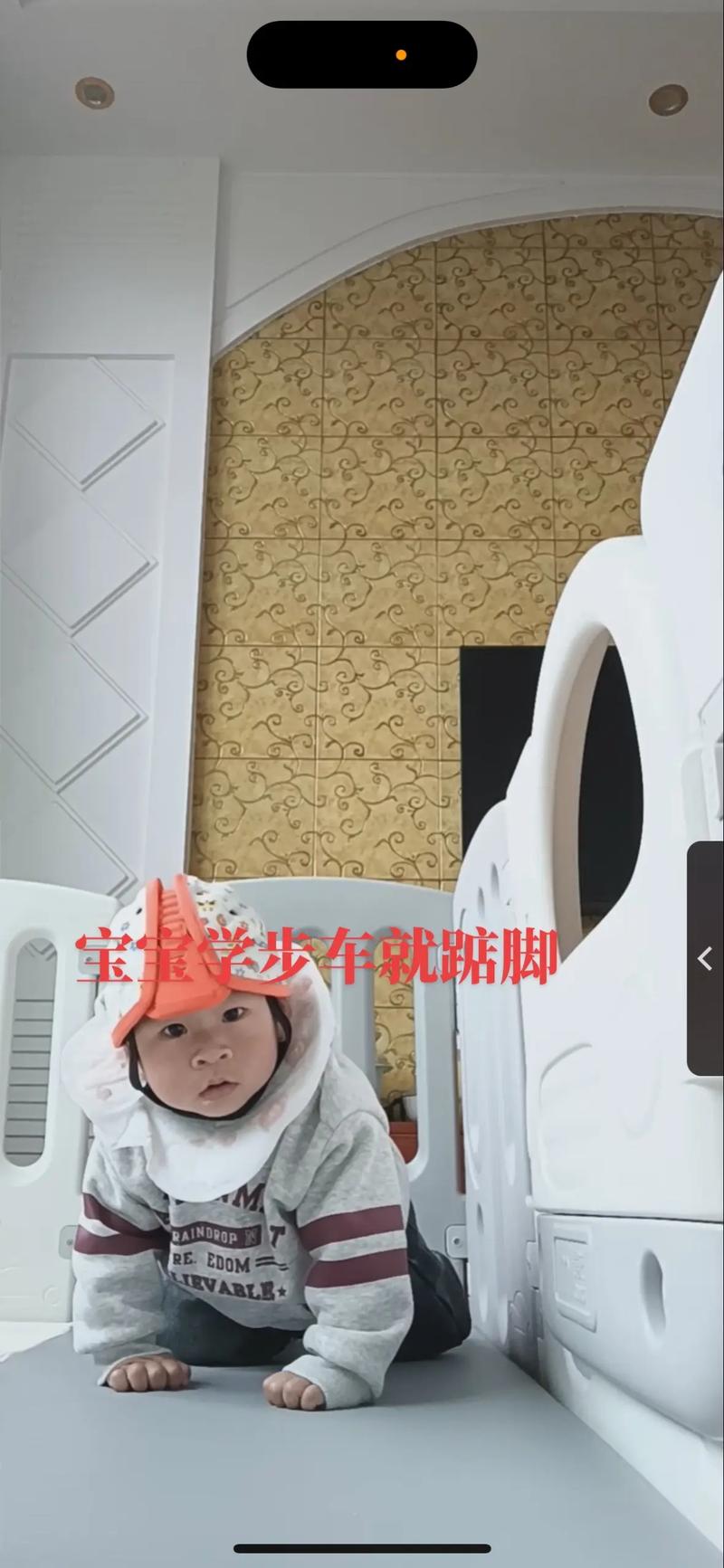 错误使用学步车导致宝宝踮脚走对比图