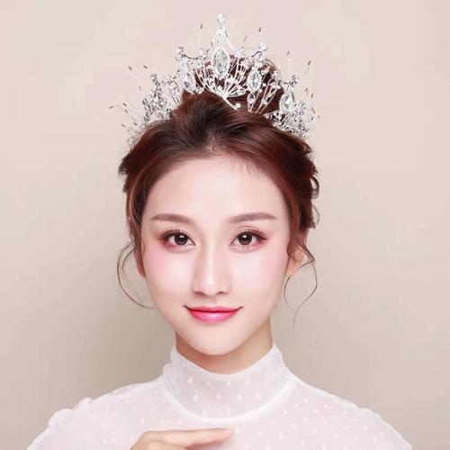 新娘佩戴轻巧舒适皇冠细节图