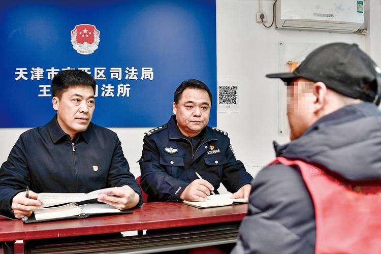 社区矫正工作人员与矫正对象在社区办公室谈话场景