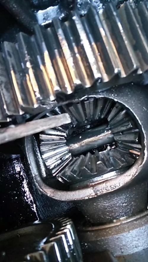 磨损过度的汽车差速器齿轮实拍