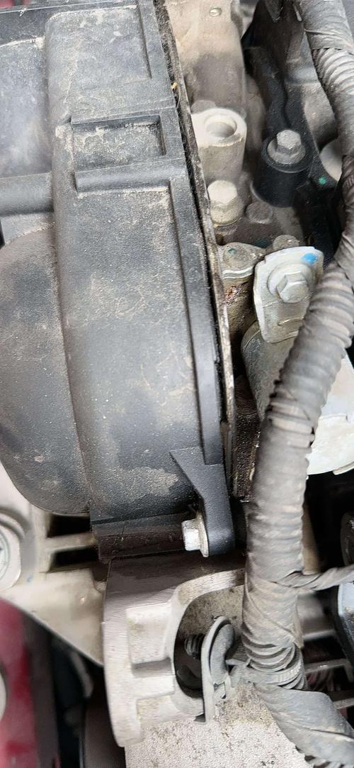 气门室盖垫漏油油痕流到正时皮带罩实拍