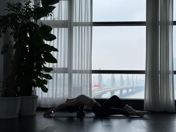 清晨窗边站着做腹式呼吸的场景图
