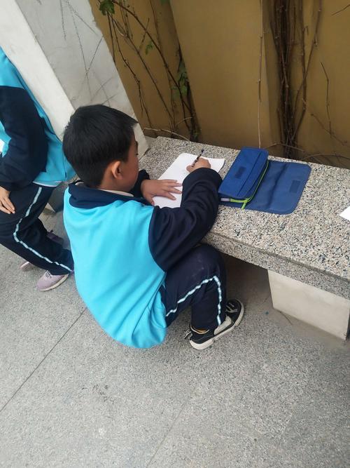 小学三年级走廊攥着半块橡皮的男孩侧影
