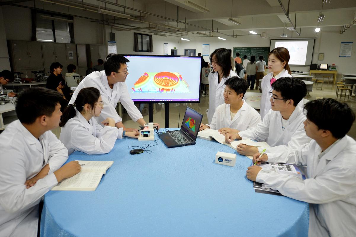 高校实验室大学生创新项目讨论现场