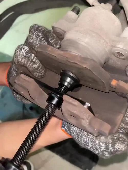 修理厂师傅手动测试刹车分泵回位间隙