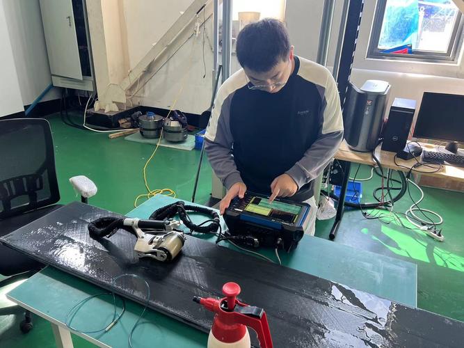 车间机修师傅手持油液分析仪检测润滑油样现场