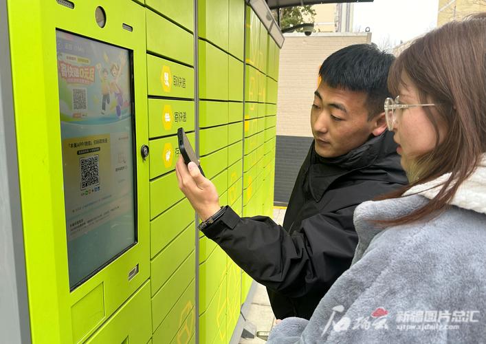小区快递柜用户开箱找快递空柜现场