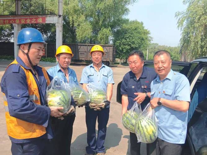 制造业车间工人下班后和家人在家门口拥抱合影