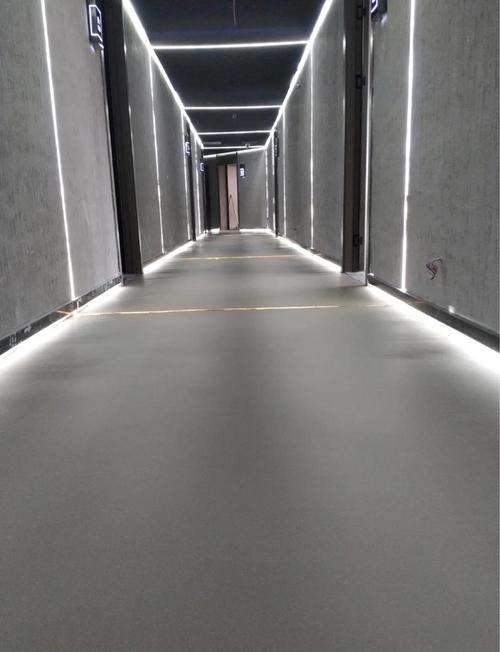 工业风水泥地坪搭配儿童游戏区实景图