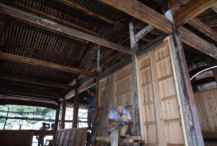 军产文物建筑内部百年木质护墙板修复现场