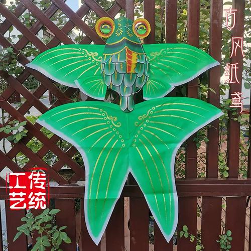 旧竹骨纸风筝放在刷漆木衣柜抽屉里