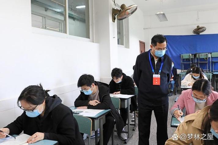 公务员行测考试现场 考生紧张答题