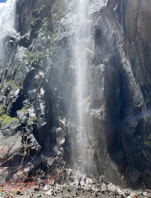 雨崩神瀑午后水雾下的双彩虹