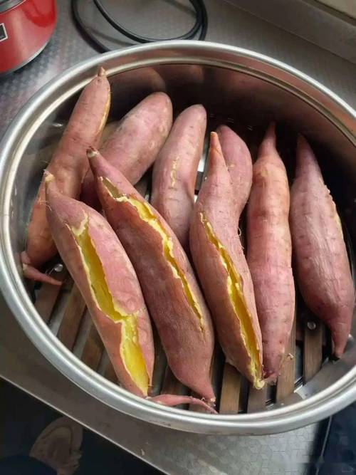 蒸锅蒸带皮红薯成品图