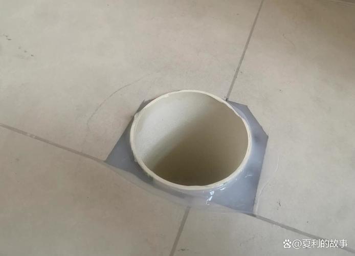 马桶底座打玻璃胶施工前后对比，留空缺口