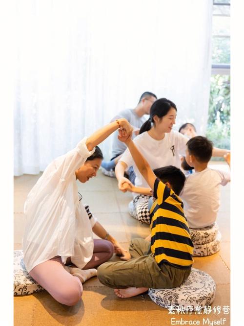 亲子在家做儿童冥想游戏温馨场景