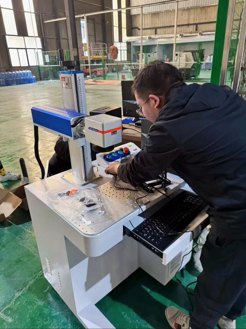 激光打标机厂家工程师上门维修现场图