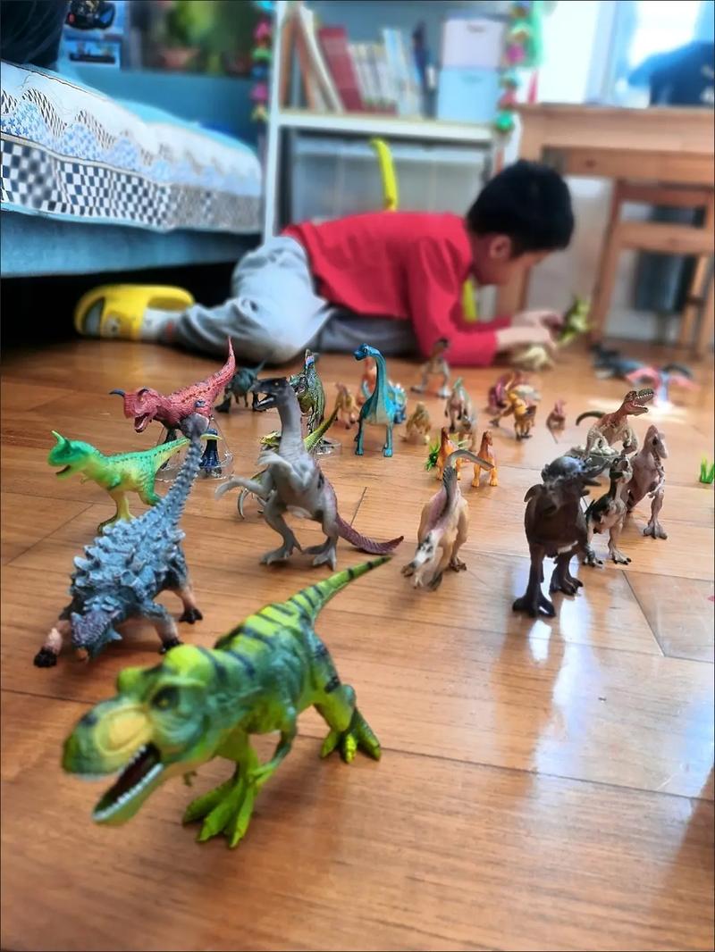 孩子独自玩恐龙玩具场景
