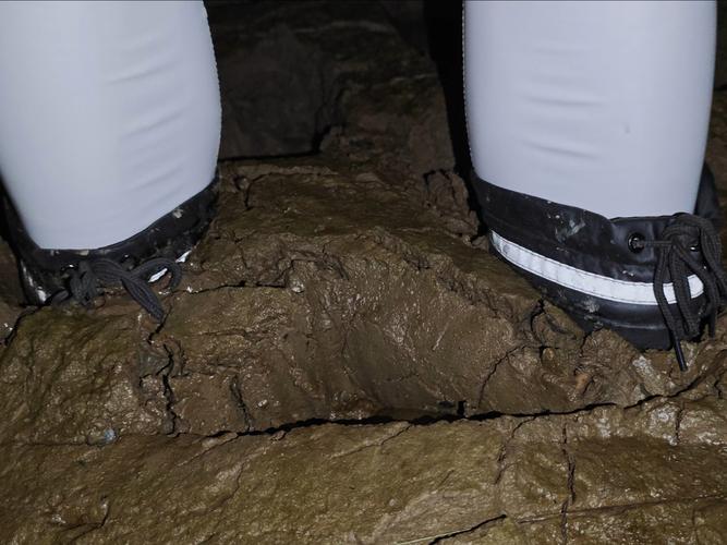 西双版纳雨林徒步鞋底泥泞