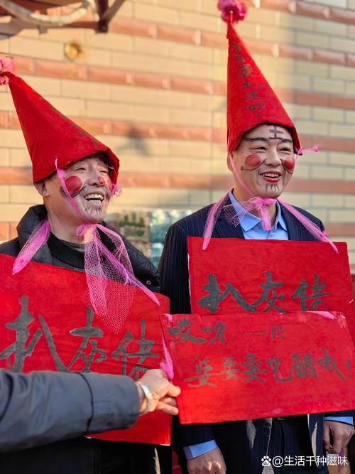 婚礼上宾客被幽默誓言逗笑温馨场景
