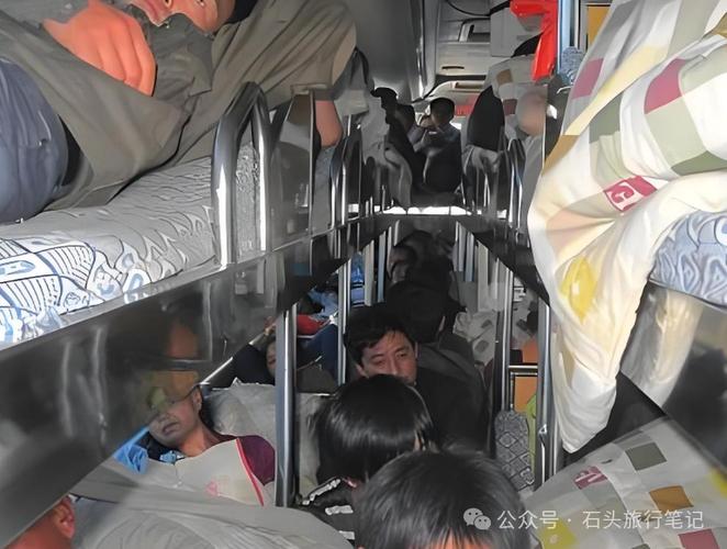 破旧长途大巴内部