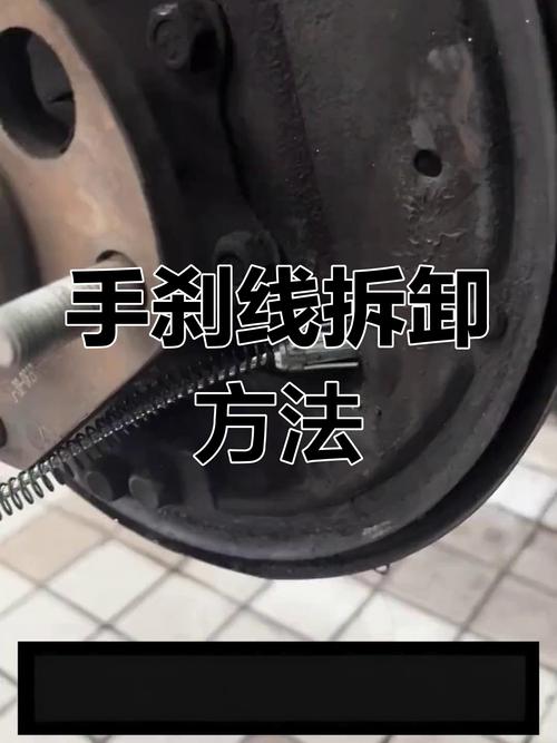 维修师傅调整汽车手刹拉线行程