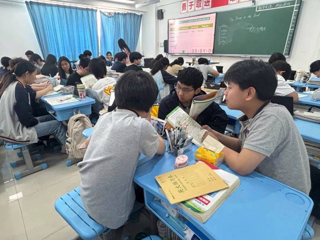 课堂小组成长复盘讨论实景