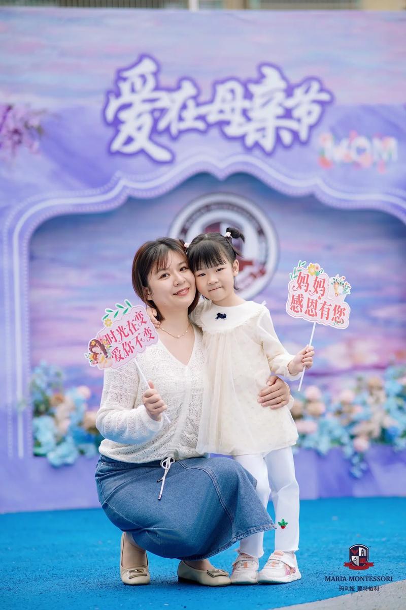 幼儿紧抱母亲腿部表达依恋