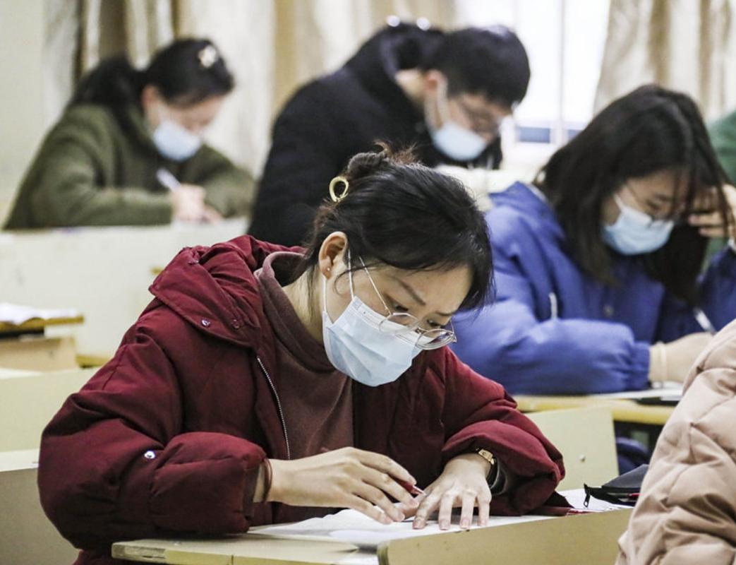 本科学生在大学自习室刷公务员考试行测真题的实拍图