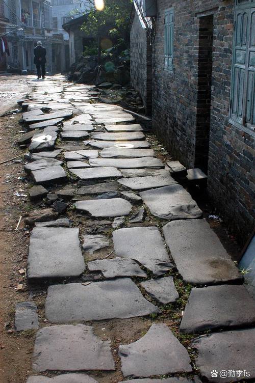 南漳板桥镇古街青石板路晨雾