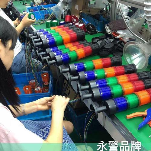 流水线设备故障指示灯闪烁维修现场
