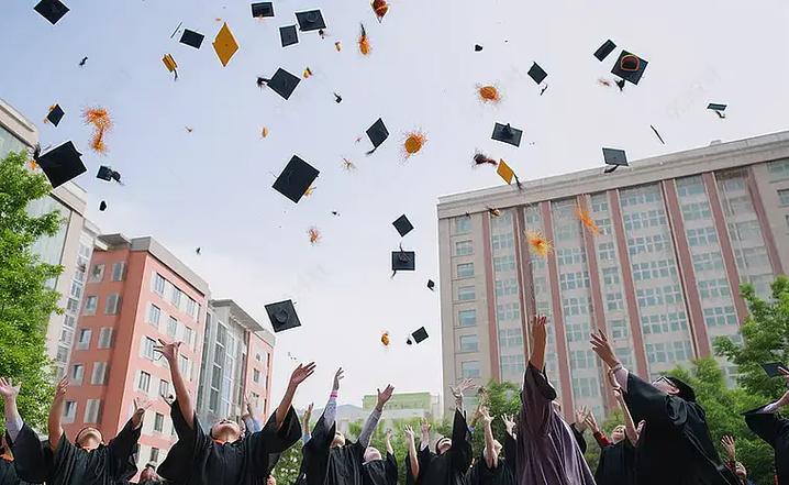 大学毕业典礼毕业生扔学士帽
