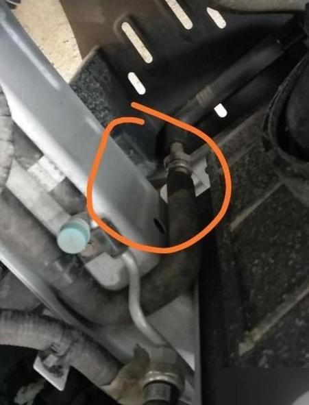 汽车空调管路接口O型圈渗漏油迹实拍
