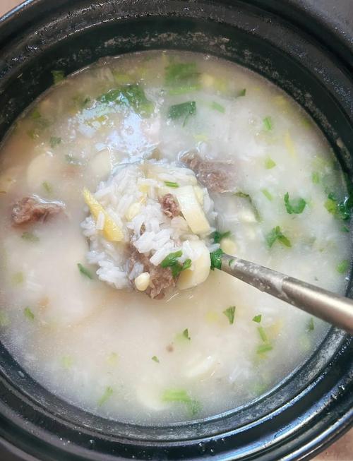 家常砂锅熬好的杂粮粥成品图