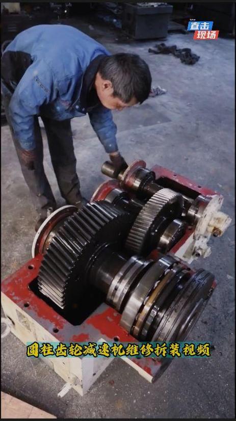 机械维修师傅耳朵贴在减速机外壳上听故障的现场画面