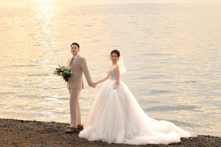 洱海湖边婚礼夕阳旧码头仪式